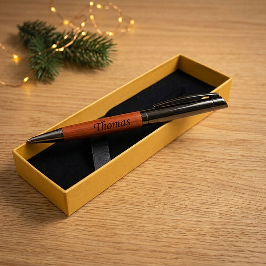 Stylo premium en bois gravé « Thomas » dans son coffret doré ouvert, intérieur noir – Weastyle Gravure
