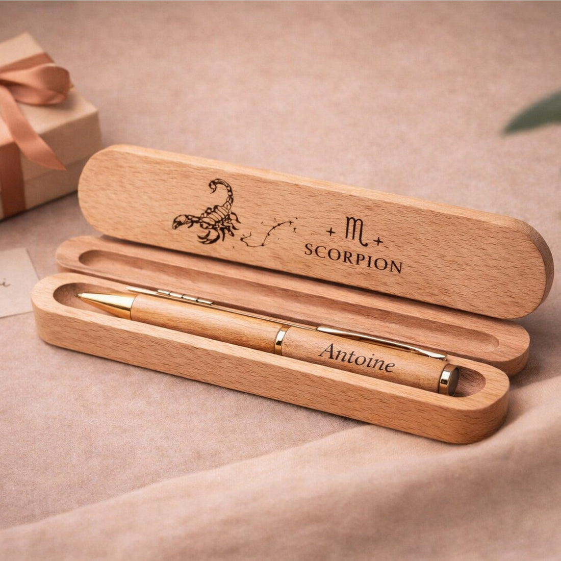 Coffret en bois gravé au laser du signe Scorpion, avec stylo gravé « Antoine » – rendu de la gravure laser sur bois, Weastyle Gravure