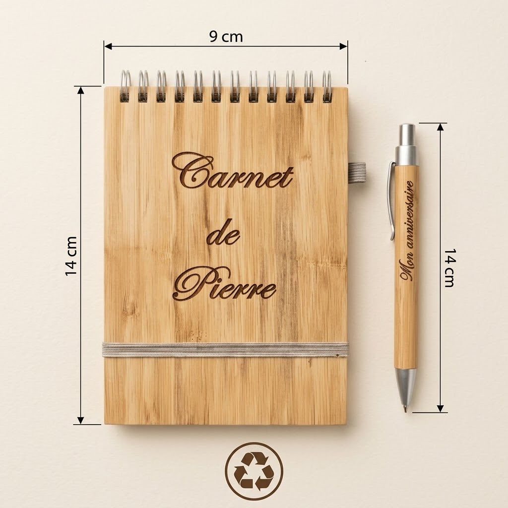 Dimensions du carnet de poche en bambou 14 x 9 cm gravé « Carnet de Pierre » et du stylo de 14 cm gravé « Mon anniversaire » – Weastyle Gravure
