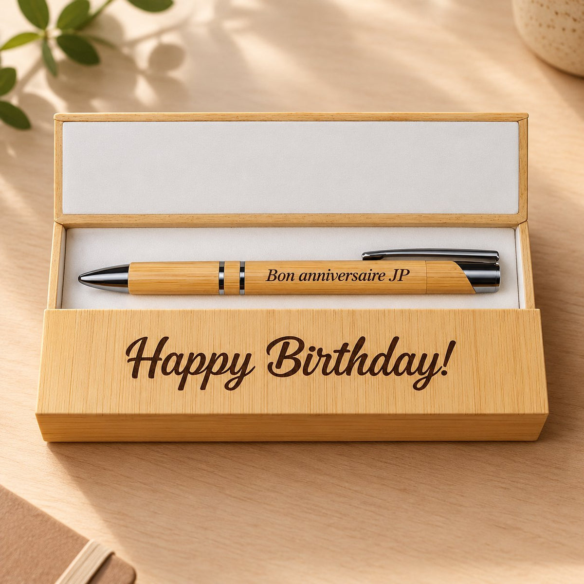 Coffret stylo bambou gravé « Happy Birthday! » avec stylo gravé « Bon anniversaire JP » – Weastyle Gravure