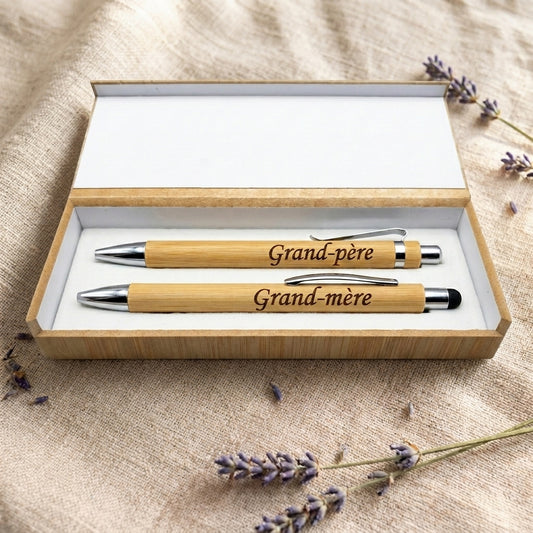 Coffret duo en bambou ouvert, stylo gravé « Grand-mère » à embout tactile et porte-mine gravé « Grand-père » sur mousse blanche – Weastyle Gravure