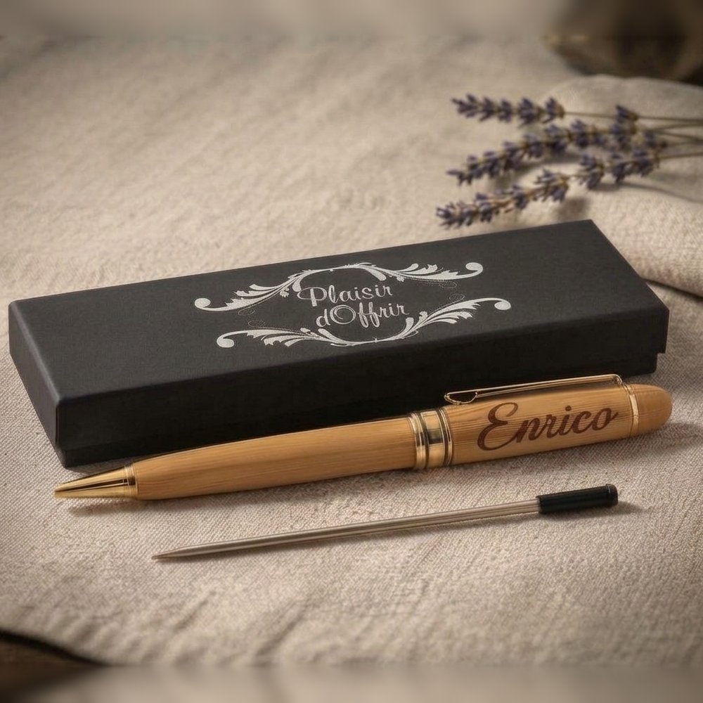 Stylo en bambou aux finitions dorées gravé « Enrico », sa recharge et son coffret noir gravé « Plaisir d'Offrir » – Weastyle Gravure