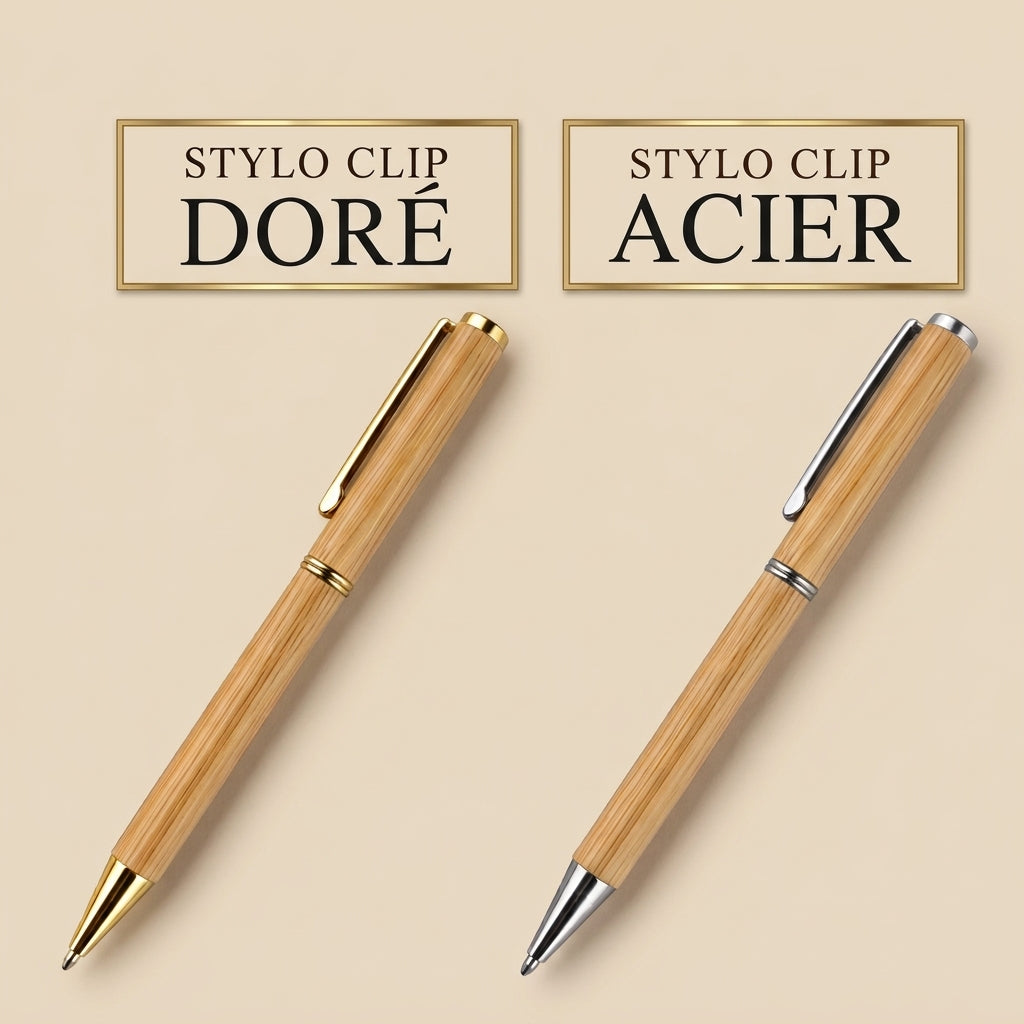 Deux stylos en bois, l'un à clip doré et l'autre à clip acier, avec les étiquettes « Stylo clip doré » et « Stylo clip acier » – Weastyle Gravure