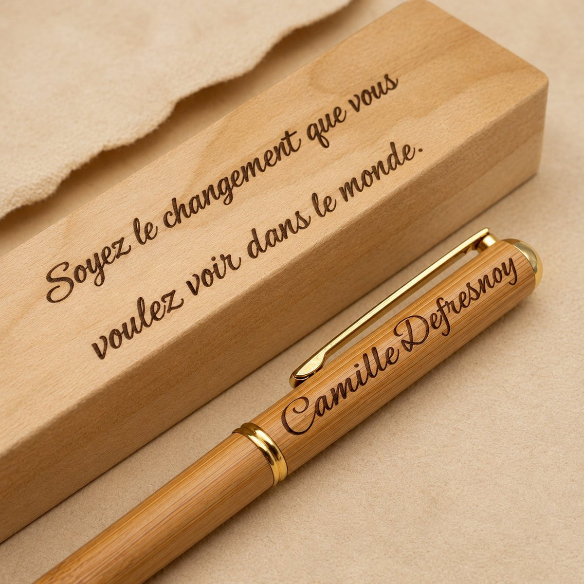 Coffret en bois gravé « Soyez le changement que vous voulez voir dans le monde. » et stylo à clip doré gravé « Camille Defresnoy » – Weastyle Gravure