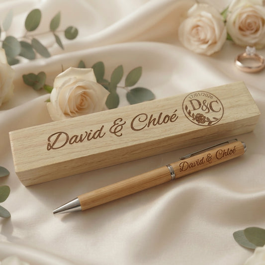 Coffret en bois gravé aux prénoms des mariés et à leurs initiales, avec stylo bambou gravé, cadeau de mariage personnalisé