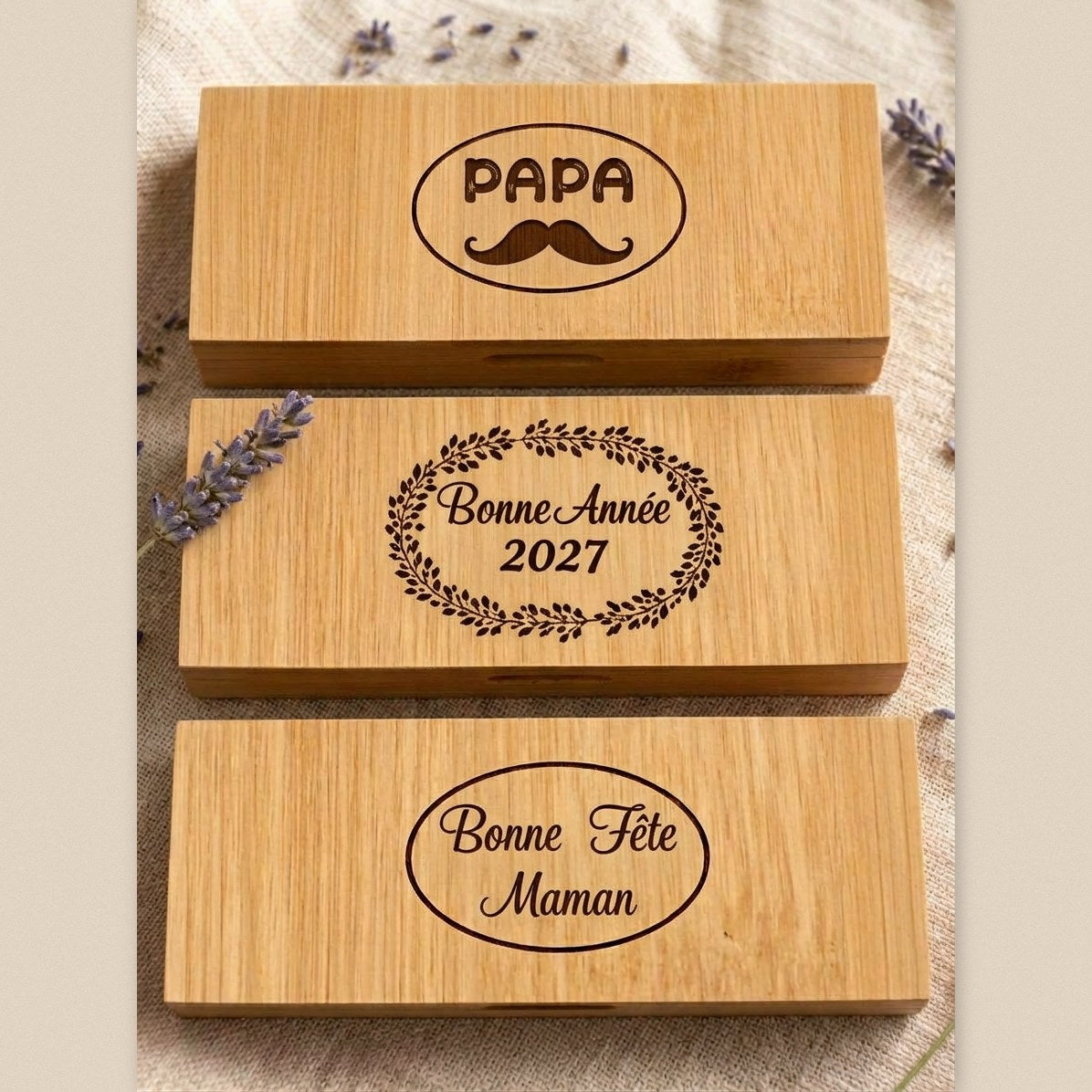 Trois coffrets en bambou gravés « PAPA » avec moustache, « Bonne Année 2027 » et « Bonne Fête Maman » – Weastyle Gravure