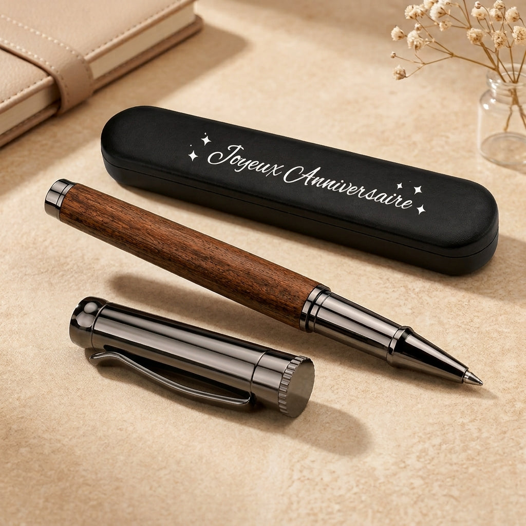 Écrin noir gravé « Joyeux Anniversaire » avec un stylo en bois à finitions métal gun et son capuchon – Weastyle Gravure