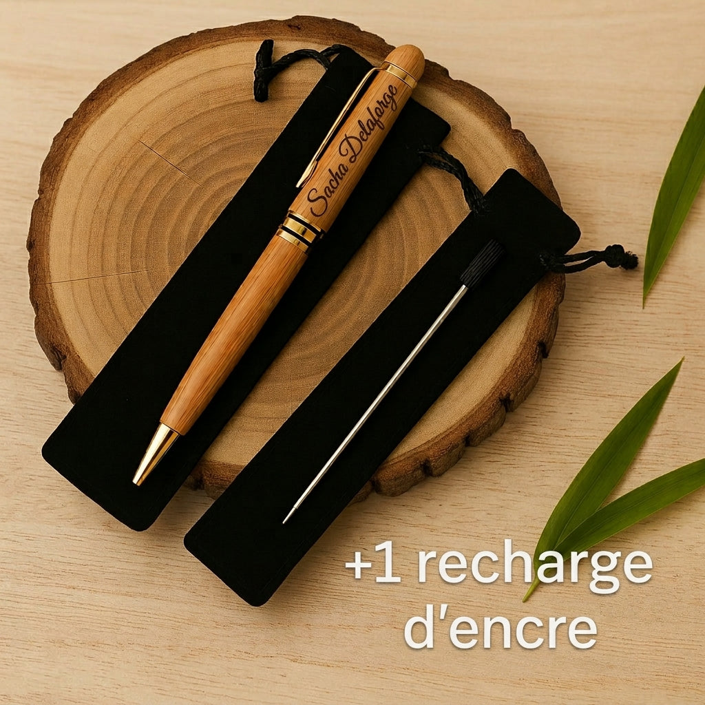 Stylo en bois doré gravé « Sacha Delaforge » sur son étui en suédine noir, à côté de la recharge d'encre offerte – Weastyle Gravure