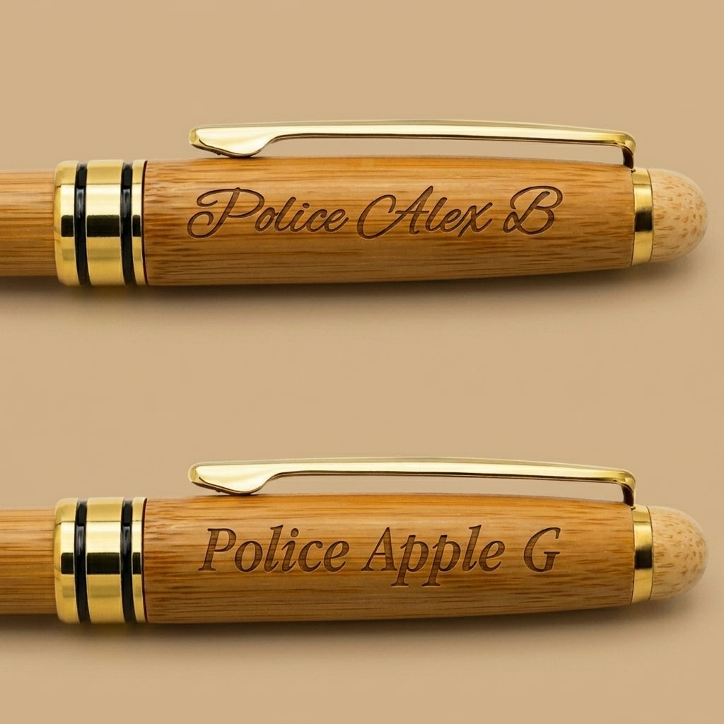 Deux exemples de polices gravées sur le stylo en bois doré : « Police Alex B » et « Police Apple G » – Weastyle Gravure