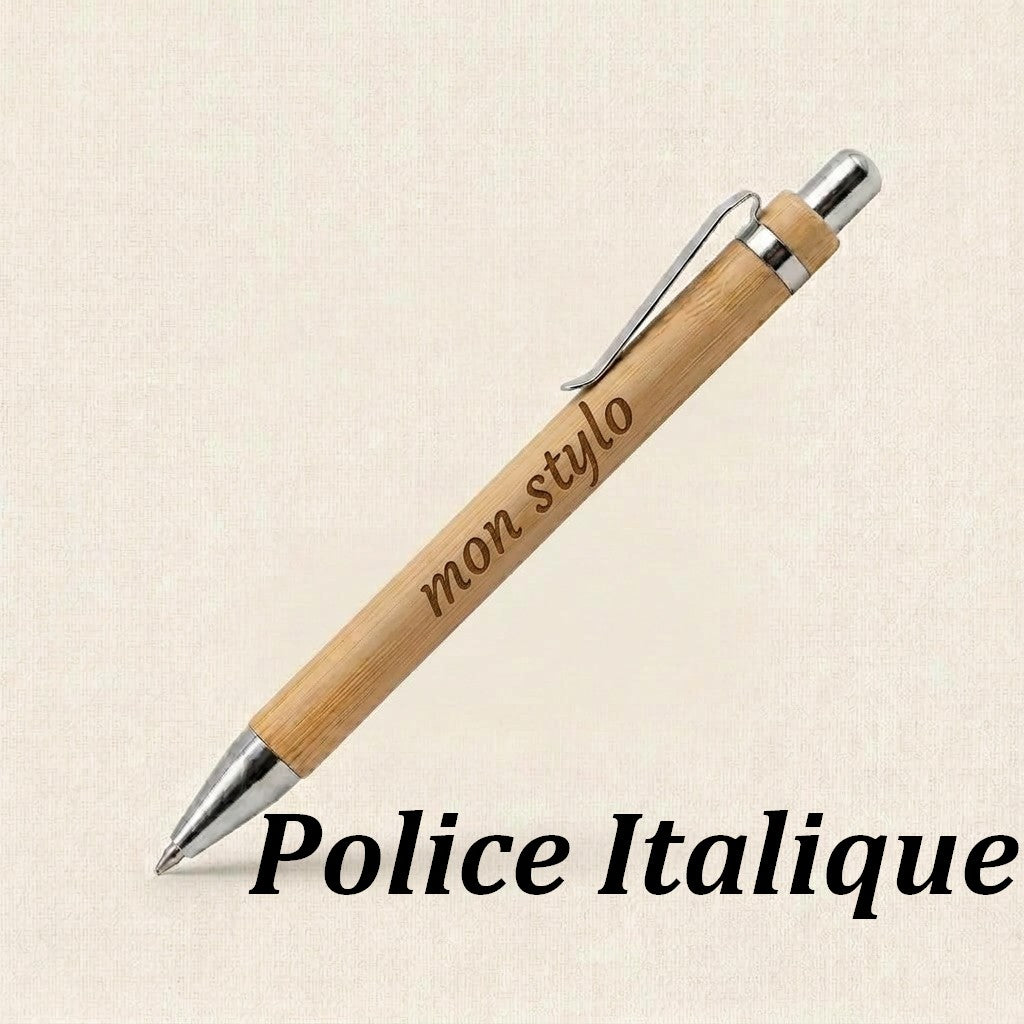 Stylo en bambou gravé « Stylo à bonnes notes », exemple de la police Alex B – Weastyle Gravure