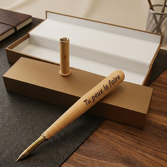 Stylo batte de baseball en bois d'érable gravé « Tu peux le faire », capuchon posé debout sur son coffret au dessus cuivré, ouvert sur un intérieur blanc – Weastyle Gravure