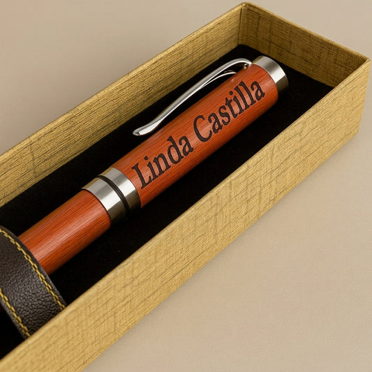 Gros plan sur un stylo en bois massif gravé « Linda Castilla » dans son coffret ouvert à intérieur noir – Weastyle Gravure