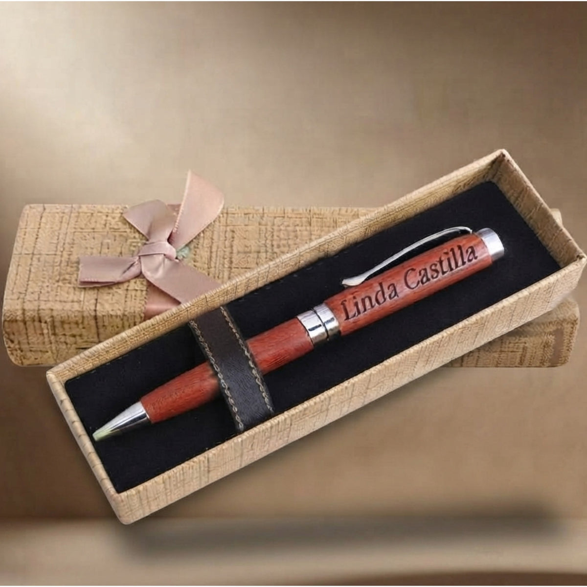 Stylo en bois gravé d'un prénom dans son coffret beige texturé à nœud satiné – Weastyle Gravure