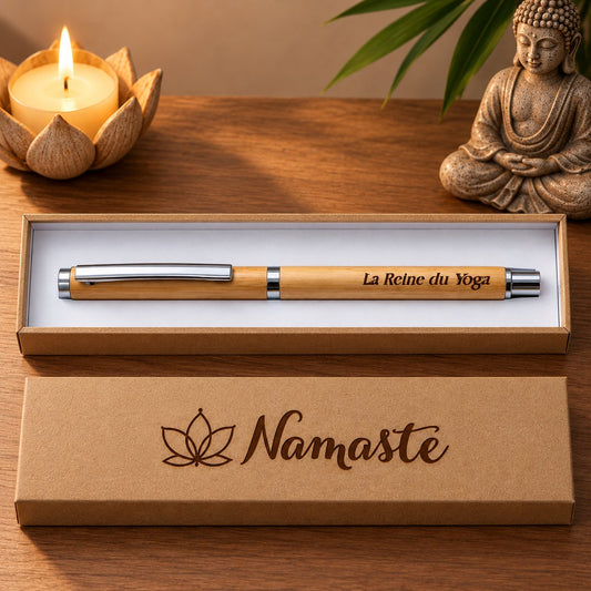 Stylo gel en bambou gravé « La Reine du Yoga » dans son coffret kraft ouvert, couvercle gravé « Namaste » avec un lotus, bougie et statuette zen – Weastyle Gravure
