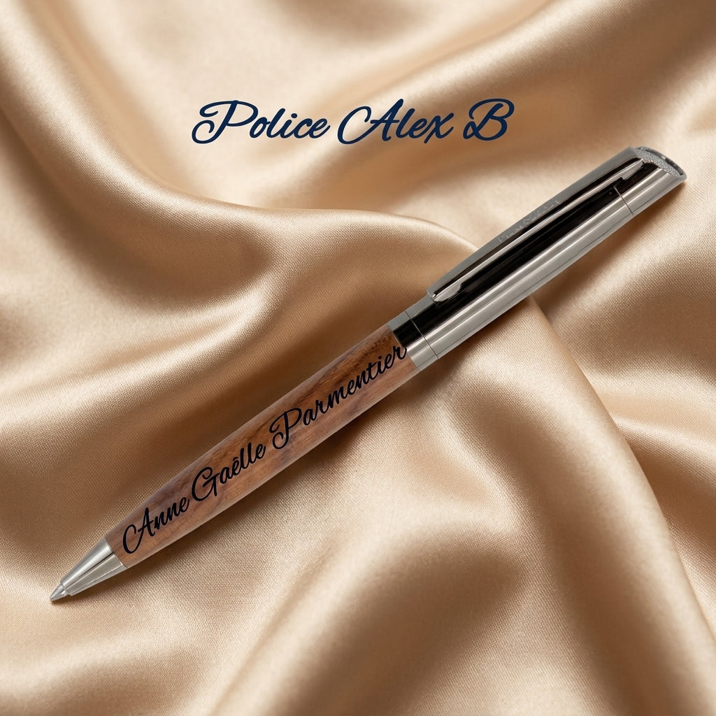 Exemple de gravure en police Alex Brush : « Anne Gaëlle Parmentier » sur le stylo premium en bois – Weastyle Gravure