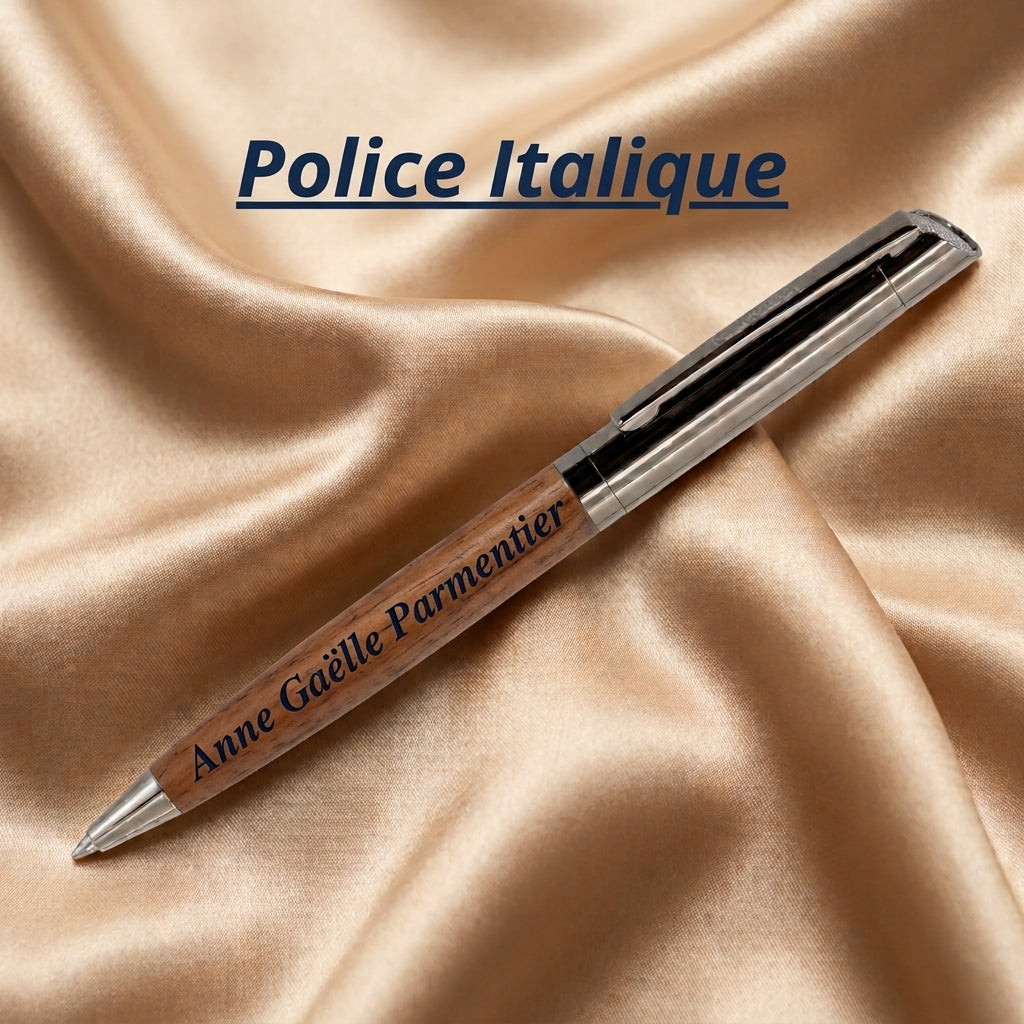 Exemple de gravure en police italique : « Anne Gaëlle Parmentier » sur le stylo premium en bois – Weastyle Gravure
